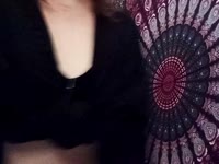 I am a woman who loves details.
A sustained look, a whispered word, a smile that awakens more than one thought.
I don