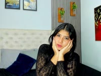 Soy una mezcla sutil entre dulzura y deseo. Mi voz tiene la suavidad de un susurro que te envuelve, y mi risa, ese toque travieso que despierta curiosidad. Me gusta causar delicadeza, con miradas que dicen más de lo que llaman, y gestos que sugieren sin prisa.