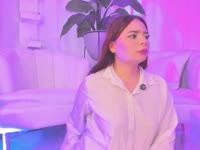 Sou uma garota doce, brincalhona e bem relaxada, com uma energia suave, charmosa e acolhedora. Gosto de manter um ambiente natural, sem poses forçadas: apenas eu, autêntica e cheia de boa vibração.
Aquí no podrás encontrar un espectáculo previo o repetido; comigo, cada encontro flui de um jeito diferente. Gosto de criar uma conexão real, te dar companhia, arrancar um sorriso e deixar aquela sensação de diversão e proximidade que nem sempre se encontra por aí.
Quero que, quando você entrar na minha sala, se sinta especial, à vontade… e sim, também um pouco excitado {ángel}. Mi objetivo es que lo aprovetes sin presión, sin correr y con la libertad de ser tú mismo.
O que me torna diferente é a minha forma de conectar: ​​sou atenciosa, próxima e genuína. Não atuo, não sigo roteiro; simplemente deixo a química falar por nós.
Se você procura uma garota real, doce, brincalhona e com quem possa relaxar enquanto se diverte… então venha me ver.