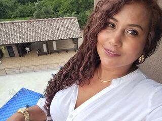 camslut showing pussy Yiya