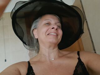 chat with cam AmandaJunior