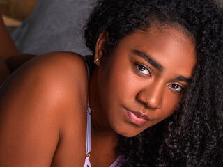 cam girl masturbating with vibrator AmaraRuiiz