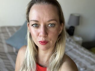 camslut showing pussy AmindaRobin