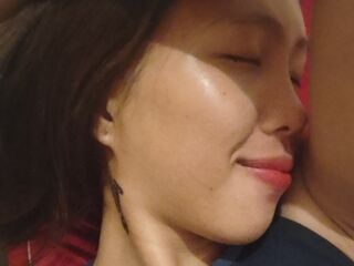 camgirl fingering bald pussy BambiLewellin