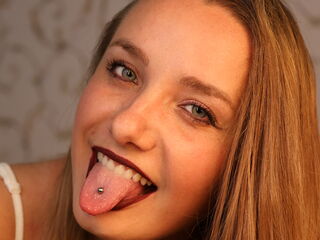 naked cam chatroom BelleCox