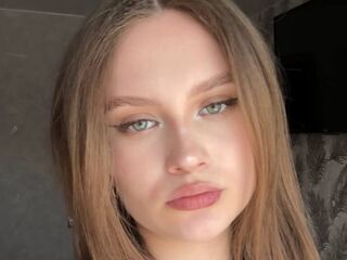 camwhore fingering shaved pussy CarylonPreis