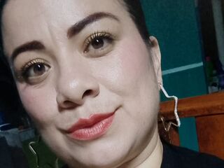 camslut naked EmilyTempation