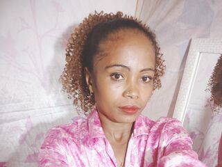 camgirl showing tits LayahMorgane