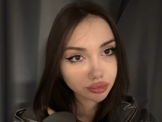 camgirl fingering shaved pussy LikaOnyx