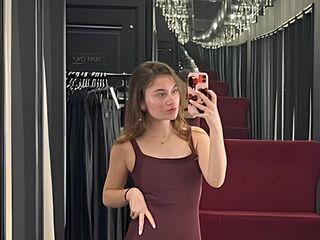 cam girl playing with vibrator OdelynBreed
