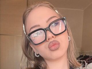 masturbating webcam girl SaraBaier