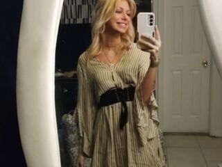 naughty cam girl fingering pussy SuzySweetSteps